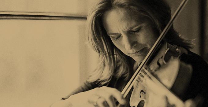 Bild på Cecilia Zilliacus när hon spelar violin