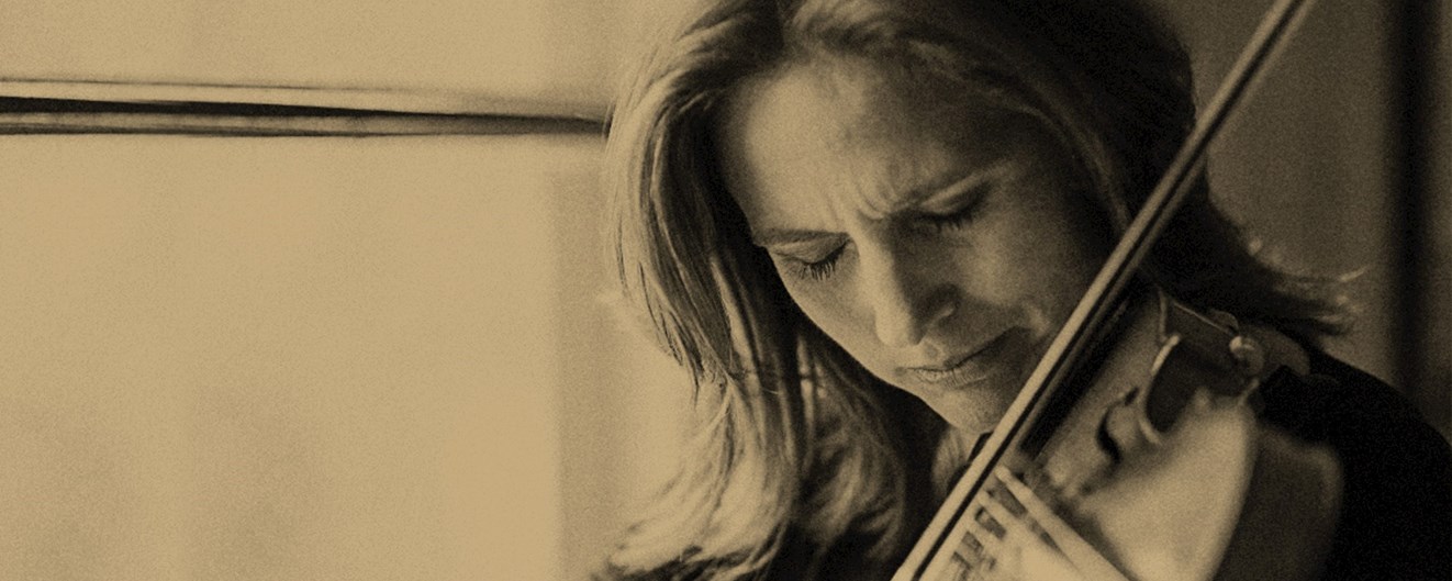 Bild på Cecilia Zilliacus när hon spelar violin